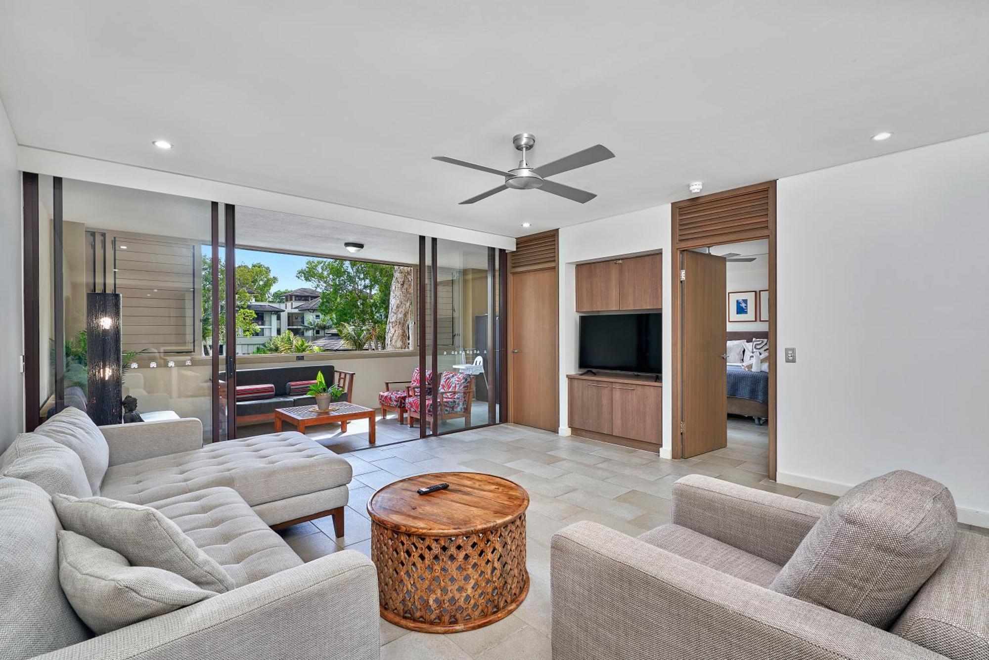 Private Apartments In The Temple Beachfront Resort Palm Cove Room photo