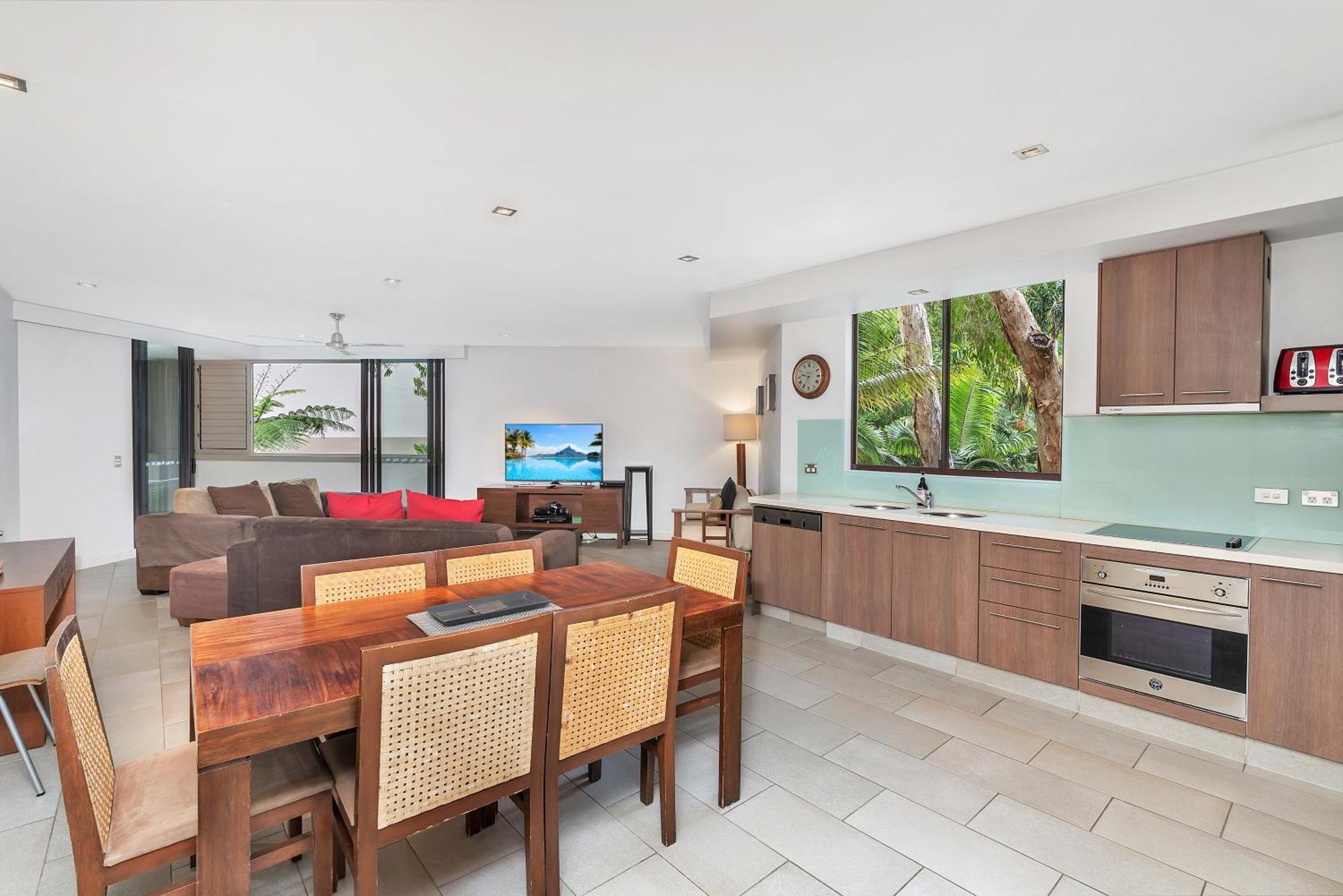 Private Apartments In The Temple Beachfront Resort Palm Cove Room photo