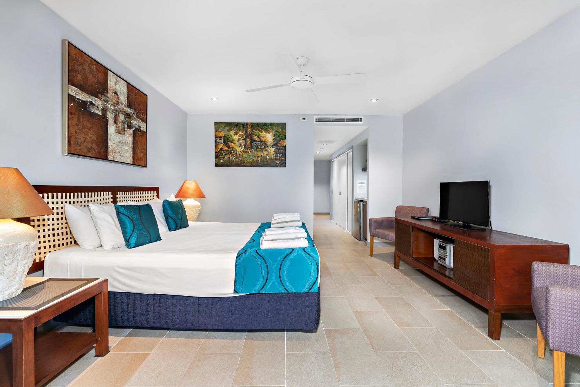 Private Apartments In The Temple Beachfront Resort Palm Cove Room photo