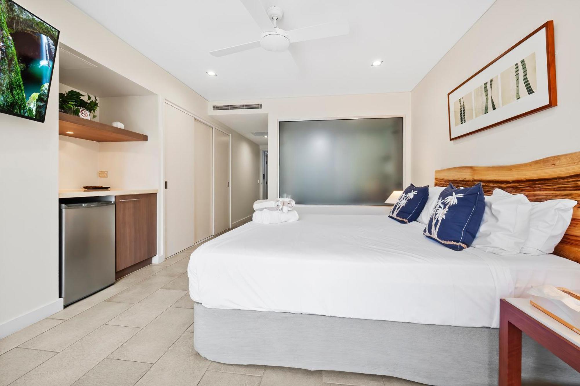 Private Apartments In The Temple Beachfront Resort Palm Cove Room photo