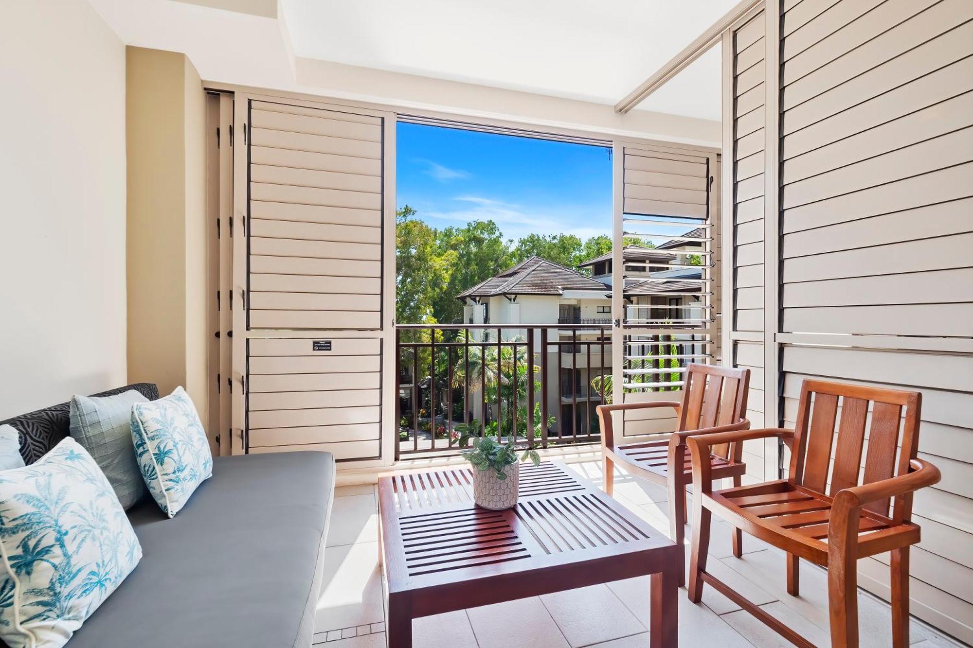 Private Apartments In The Temple Beachfront Resort Palm Cove Room photo