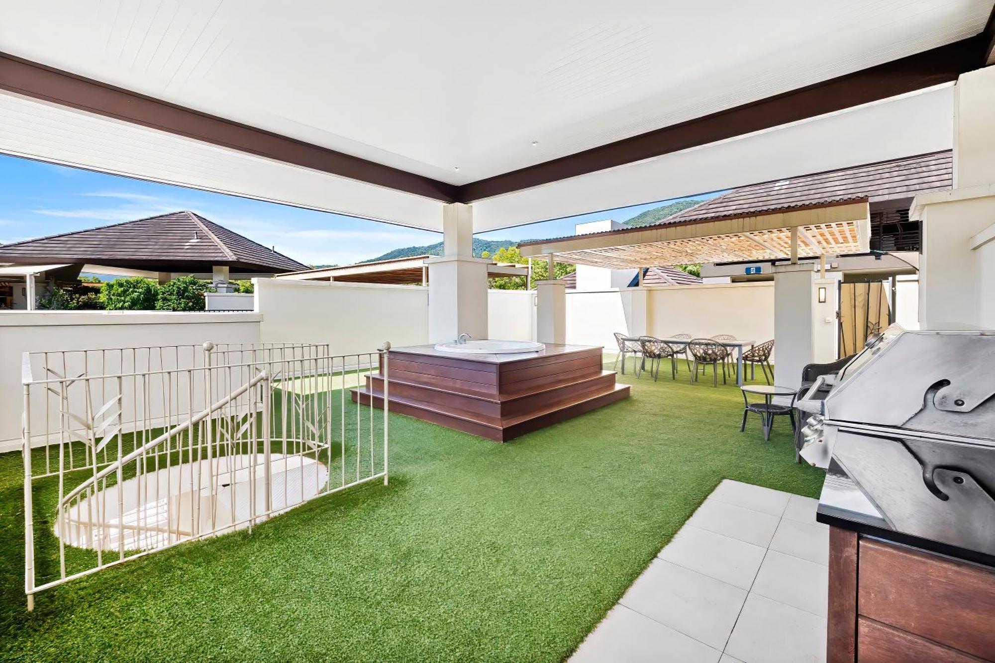 Private Apartments In The Temple Beachfront Resort Palm Cove Room photo