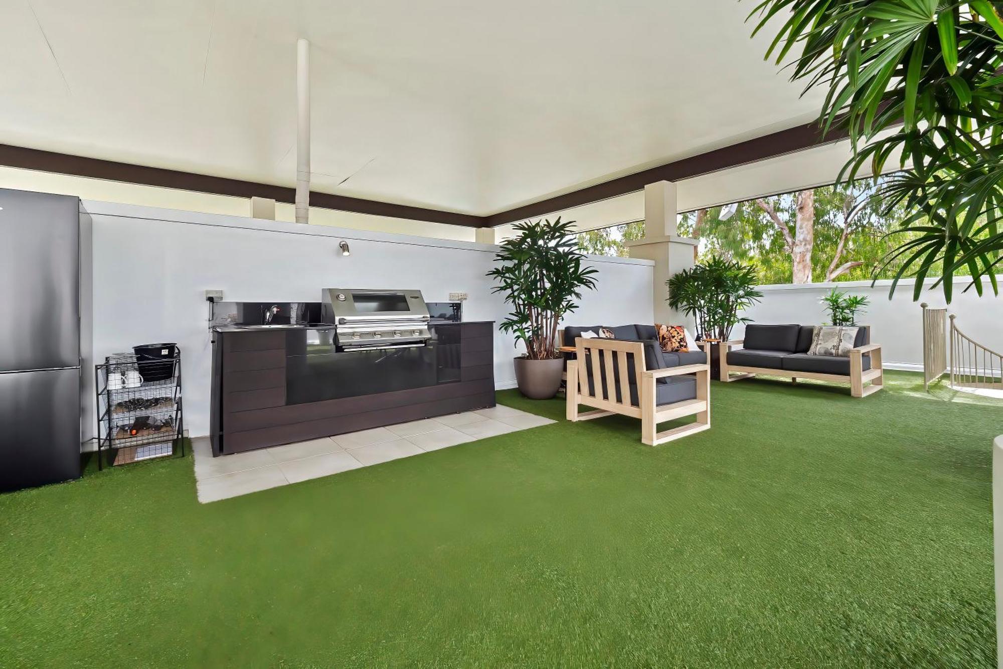 Private Apartments In The Temple Beachfront Resort Palm Cove Room photo