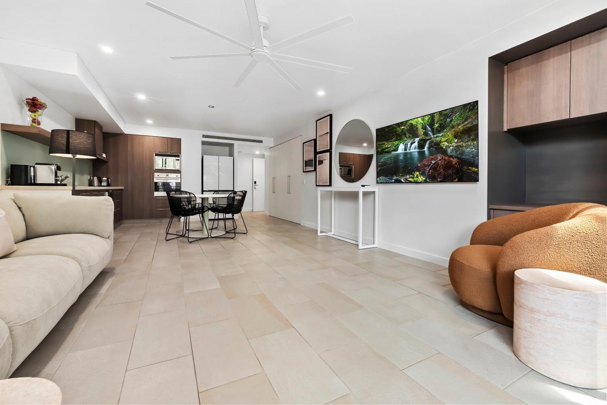 Private Apartments In The Temple Beachfront Resort Palm Cove Room photo