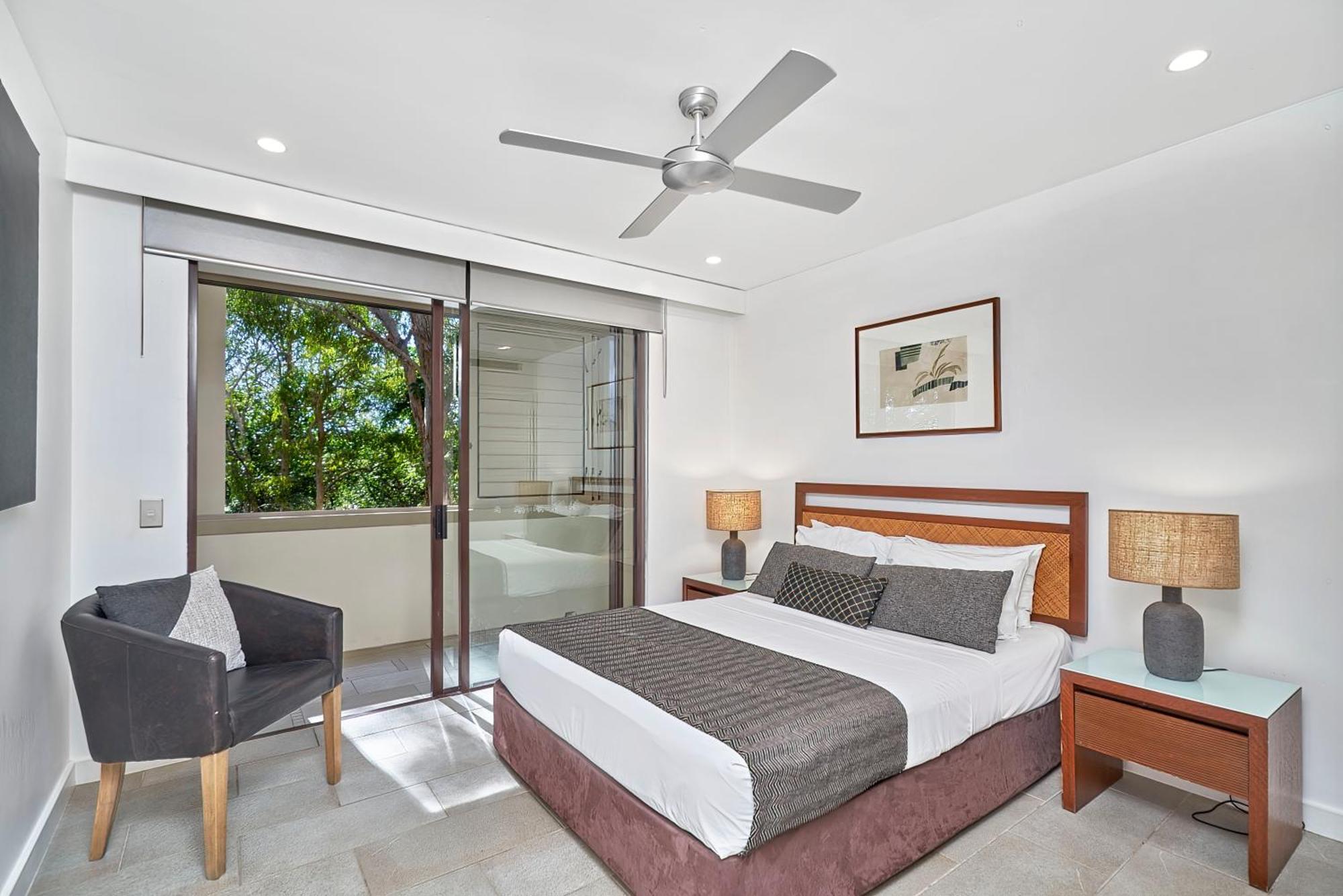 Private Apartments In The Temple Beachfront Resort Palm Cove Room photo