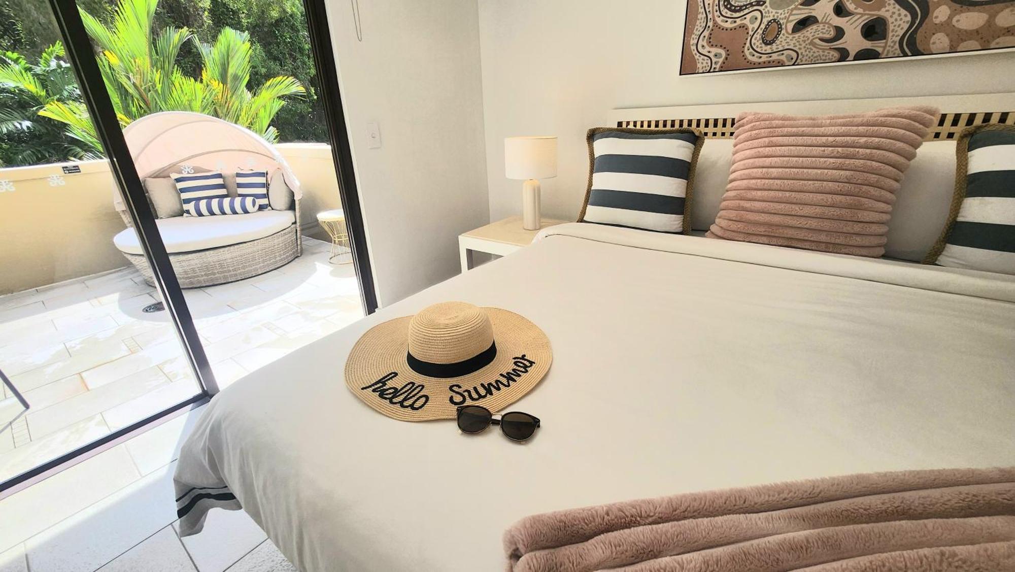 Private Apartments In The Temple Beachfront Resort Palm Cove Room photo
