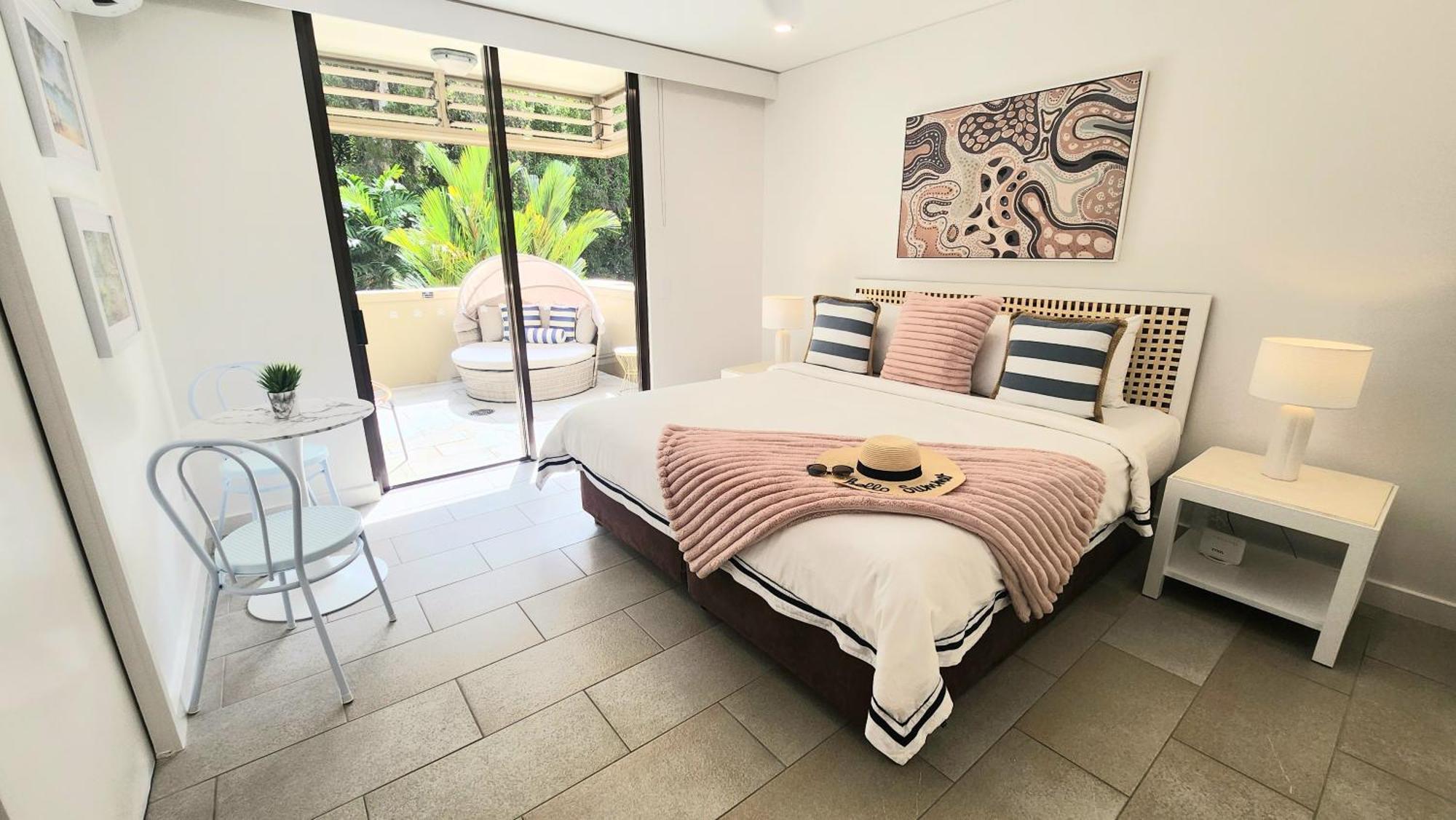 Private Apartments In The Temple Beachfront Resort Palm Cove Room photo