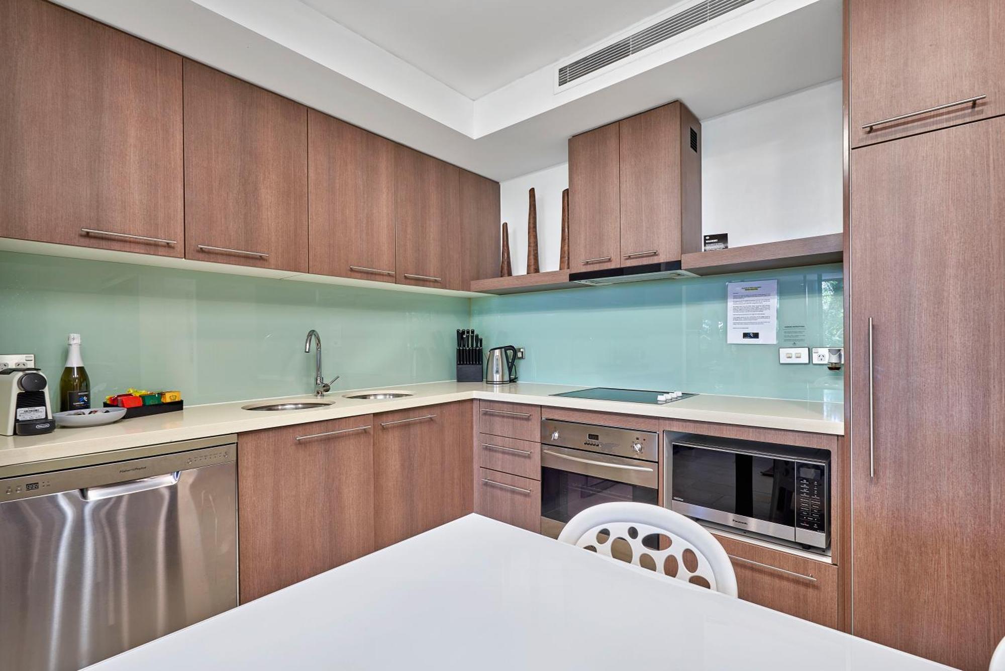 Private Apartments In The Temple Beachfront Resort Palm Cove Room photo